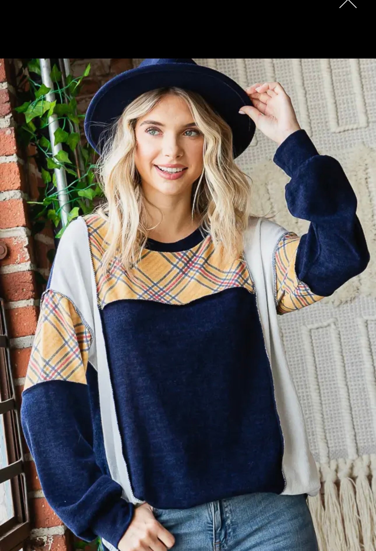 Color Block Plaid Contrast Knit
Top Navy & Plaid
