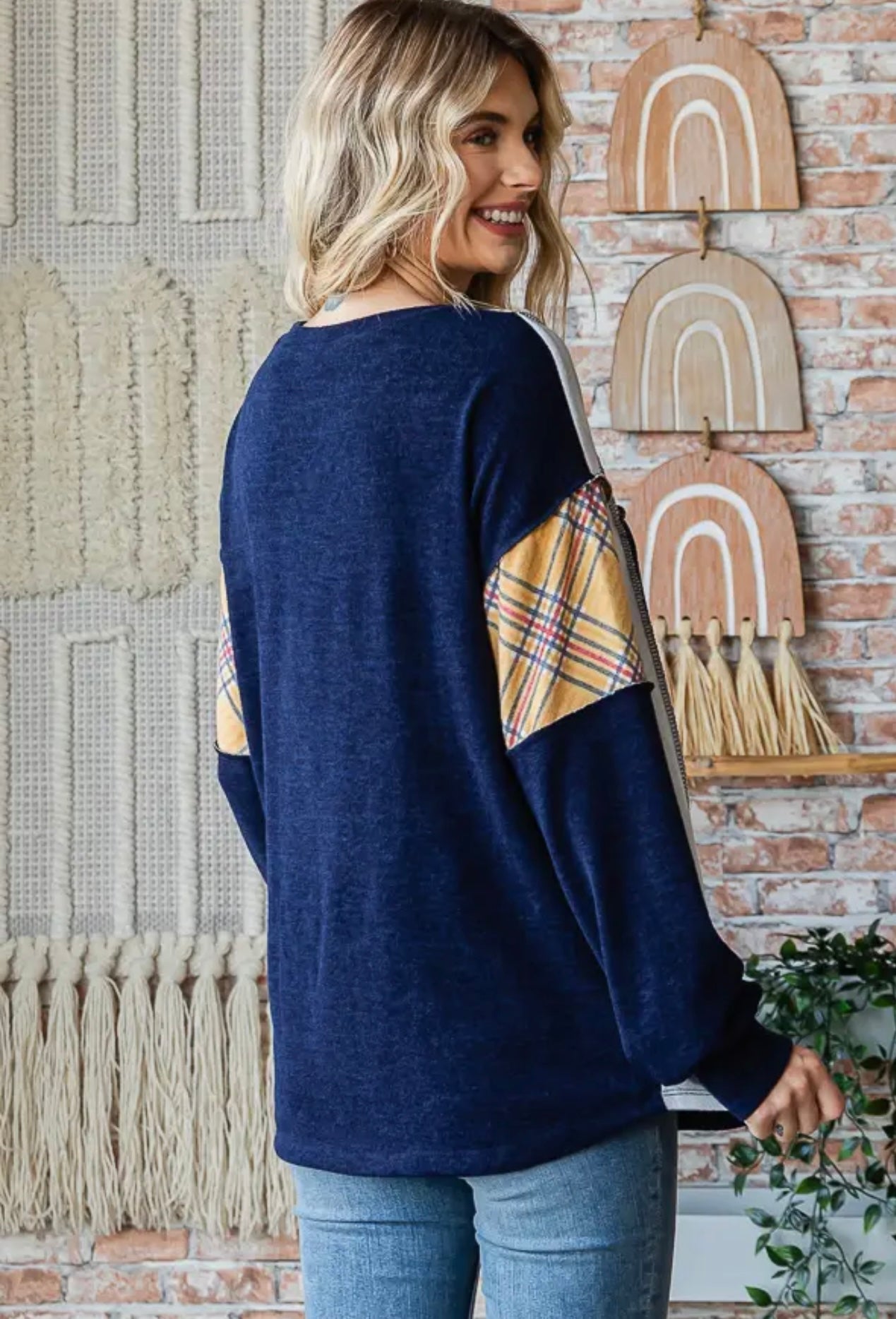 Color Block Plaid Contrast Knit
Top Navy & Plaid
